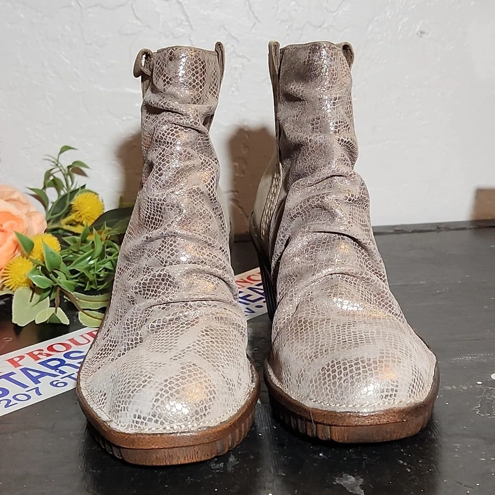 BIONICA Womens Destiney Stone Gold Reptile Embossed Wedge 8.5M Nwot